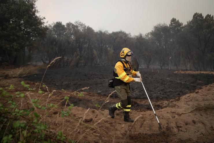 Un bombeiro forestal trata de extinguir o lume en Lornís, a 18 de setembro de 2025, en Pantón, Lugo, Galicia (España).. Carlos Castro - Europa Press