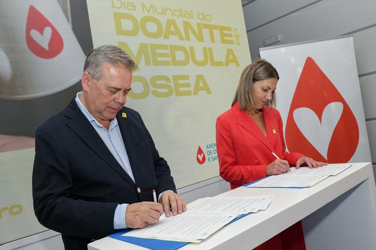 O conselleiro de Sanidade, Antonio Gómez Caamaño, e a presidenta da Asociación galega de persoas transplantadas de medula ósea e enfermidades oncohematolóxicas (Asotrame), Cristina Piñeiro, asinan un convenio de colaboración. XUNTA DE GALICIA 