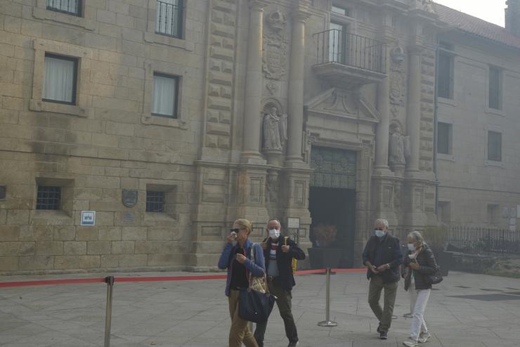 Varias persoas con máscaras nas inmediacións do Mosteiro de Santo Estevo, a 19 de setembro de 2025, en Ribas de Sil, Ourense, Galicia (España).. Rosa Veiga - Europa Press 