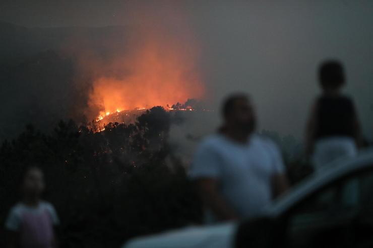 Varias persoas tratan de extinguir o lume en Lornís, a 18 de setembro de 2025, en Pantón, Lugo, Galicia (España).. Carlos Castro - Europa Press