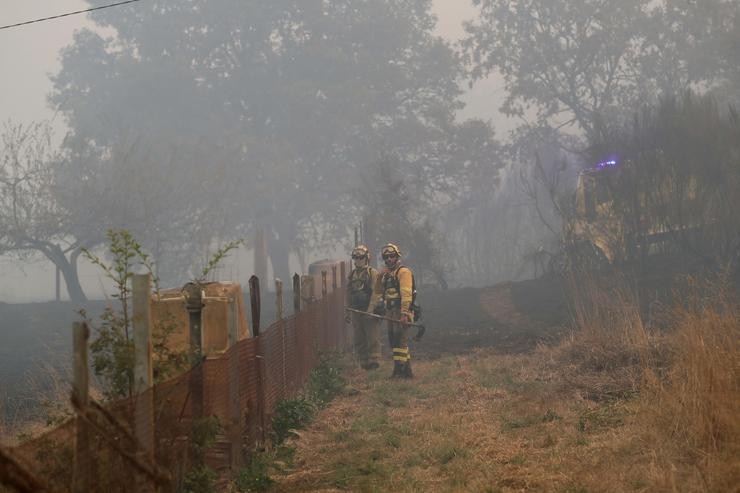 Varios bombeiros forestais tratan de extinguir o lume en Lornís, a 18 de setembro de 2025, en Pantón, Lugo, Galicia (España).. Carlos Castro - Europa Press