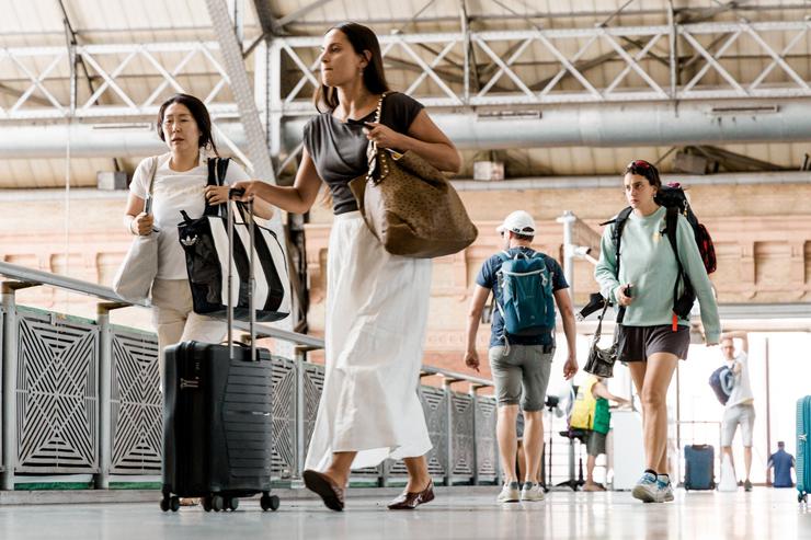 Arquivo - Decenas de persoas na estación de trens Porta de Atocha-Almudena Grandes, a 24 de xullo de 2025, en Madrid (España). Carlos Luján - Europa Press - Arquivo / Europa Press