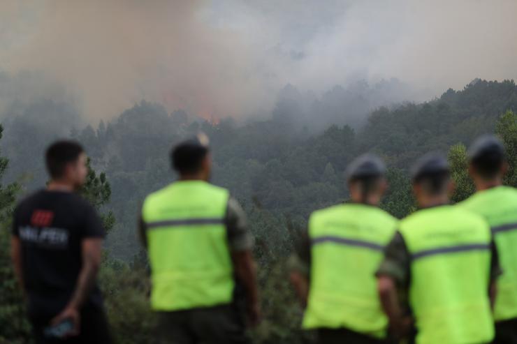 Varias persoas tratan de extinguir o lume en Lornís, a 18 de setembro de 2025, en Pantón, Lugo, Galicia (España).. Carlos Castro - Europa Press 
