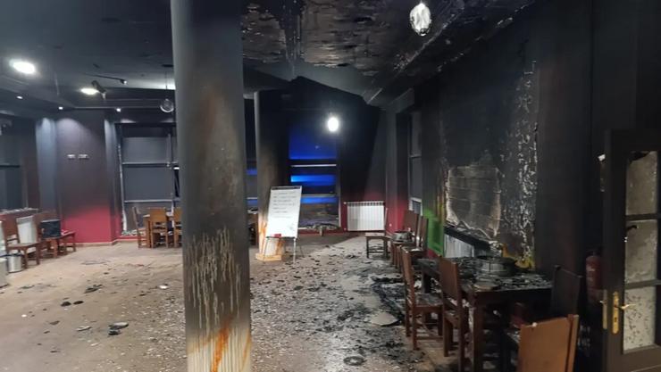 Así quedou o centro de migrantes en Monforte tras un ataque con coctel molotov 