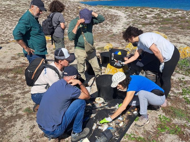 Voluntarios de Afundación na illa de Sálvora. AFUNDACIÓN / Europa Press
