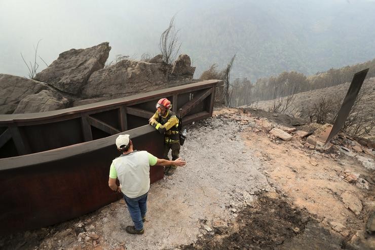 Un brigadistas forestal e un veciño da zona falan do terreo calcinado, a 20 de setembro de 2025, na Barca, Sober, Lugo, Galicia (España).. Carlos Castro - Europa Press