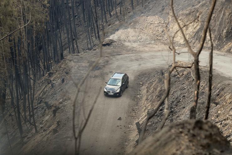Un coche circula á beira do terreo calcinado, a 20 de setembro de 2025, na Barca, Sober, Lugo, Galicia (España).. Carlos Castro - Europa Press