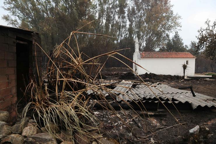 Zonas calcinadas polo incendio de Pontón durante a realización de labores de extinción do incendio de Pantón, a 22 de setembro de 2025, en Pantón, Lugo (España). O incendio declarado o pasado xoves no municipio lucense de Pantón segue activo,. Carlos Castro - Europa Press 