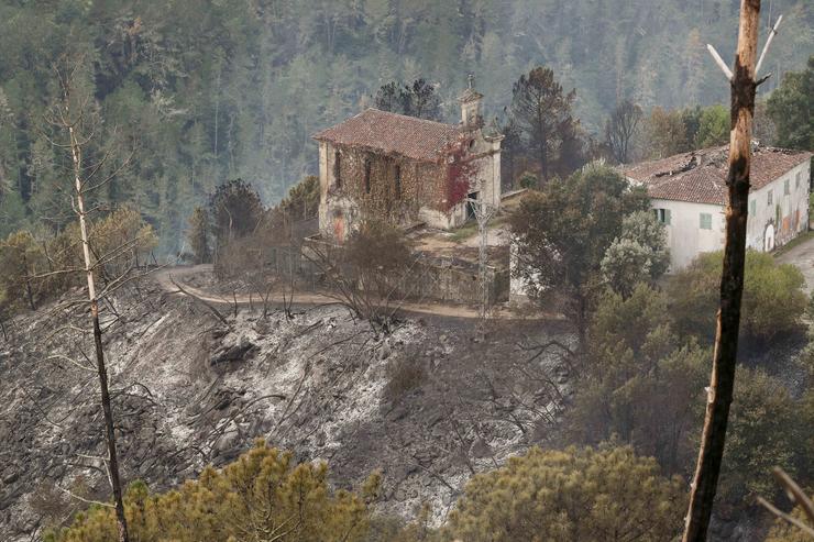 Zonas calcinadas polo incendio de Pontón durante a realización de labores de extinción do incendio de Pantón, a 22 de setembro de 2025, en Pantón, Lugo (España). O incendio declarado o pasado xoves no municipio lucense de Pantón segue activo,. Carlos Castro - Europa Press 