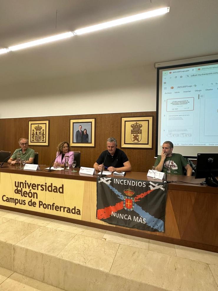 Xornadas sobre formación e prevención de incendios celebradas no Campus de Ponferrada da ULE, nas que participou, entre outros, o catedrático Víctor Resco (dereita) 