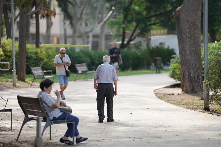 Varias persoas nun parque, a 17 de setembro de 2025, en Barcelona, Catalunya (España). Cataluña afronta un marcado envellecemento da súa poboación: o 19,7 % dos habitantes ten máis de 65 anos (ao redor de 1,6 millóns de persoas), e esta propor. David Zorrakino - Europa Press 