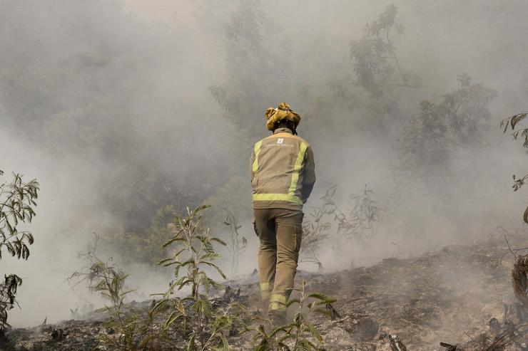 Efectivos de emerxencias realizan labores de extinción do incendio de Pantón 