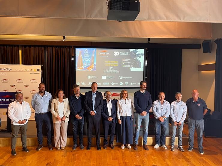 Foto de familia tras a presentación de Vigo como escala da Solitaire du Figaro Paprec. MATÍAS RIVAS / Europa Press