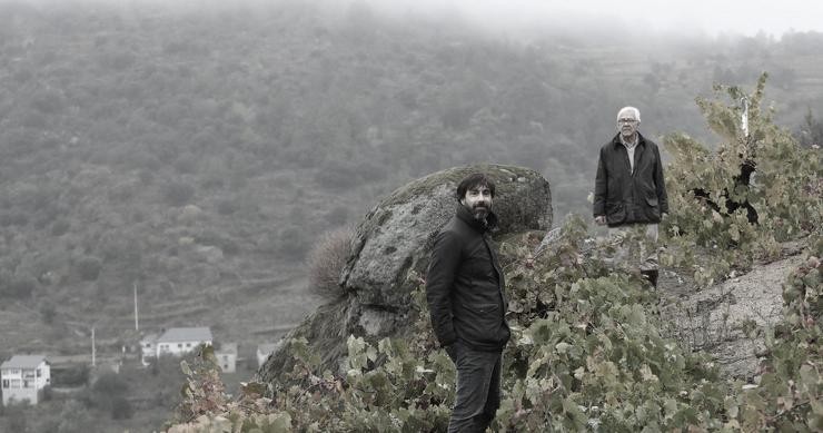 Raúl Prada Luengo xunto ao seu pai, cuarta e terceira xeración de viticultores da Adega Valdesil 