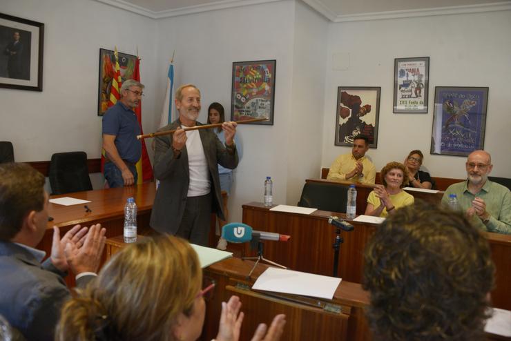 O alcalde entrante en Viana do Bolo, Germán Aurelio García Ávila, do PSdeG-PSOE (der.) tras recoller o bastón de mando municipal de mans do alcalde saínte, Andrés Montesinos do PP / ROSA VEIGA