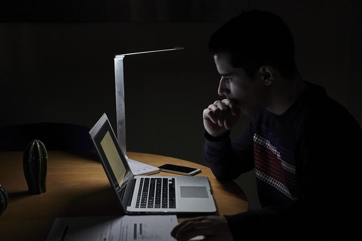 Arquivo - Un estudante utiliza o computador para realizar tarefas en casa. Jesús Hellín - Europa Press - Arquivo / Europa Press