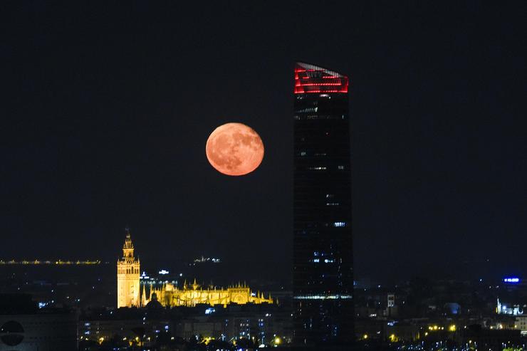 Arquivo - A ?Superluna do Cervo? é un fenómeno astronómico que ocorre cando a lúa chea de xullo coincide co perigeo, o punto na órbita da Lúa no que está máis preto da Terra. Joaquin Corchero - Europa Press - Arquivo 