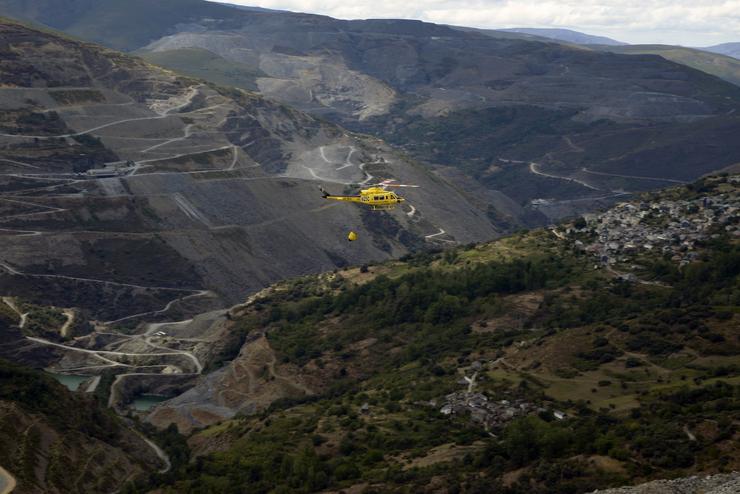 Un helicóptero traballa nos labores de extinción do incendio, a 7 de setembro de 2025, en Casaio, Ourense 