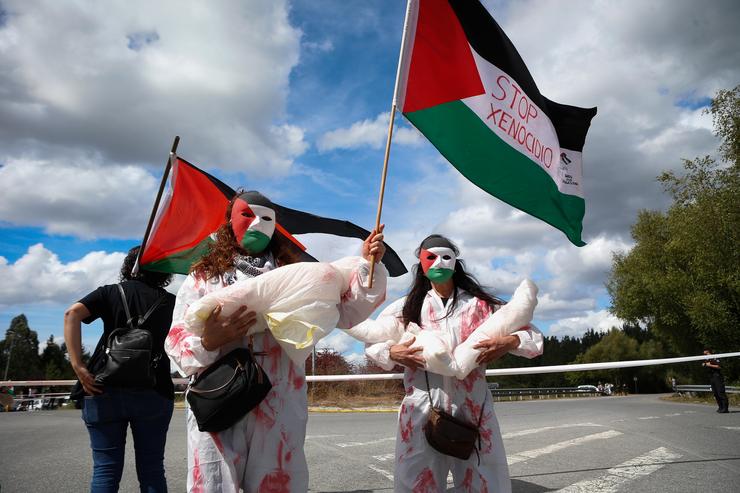 Activistas propalestinos tentan cortar a estrada durante a 15ª etapa da Volta Ciclista a España, a 7 de setembro de 2025, no Corgo 