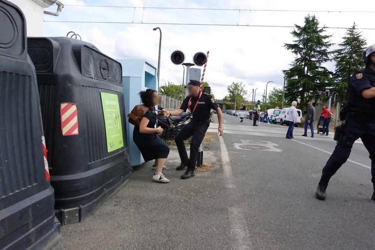 Minutos antes da detención da responsable comarcal de BNG Sur, Rosana Prieto, participante das protestas propalestinas da Vuelta, en Monforte de Lemos