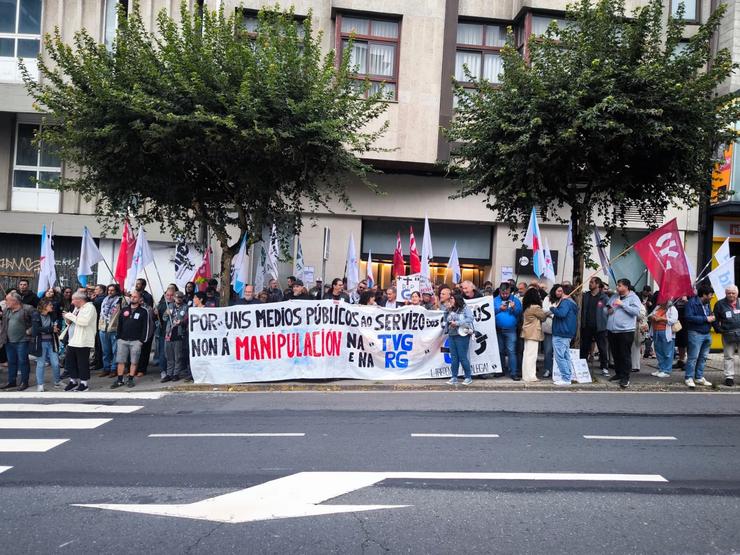 Traballadores da Corporación de Servizos Audiovisuais de Galicia (CSAG) --antiga CRTVG--, representantes sindicais, do BNG e outros colectivos concéntranse ante o Parlamento galego 