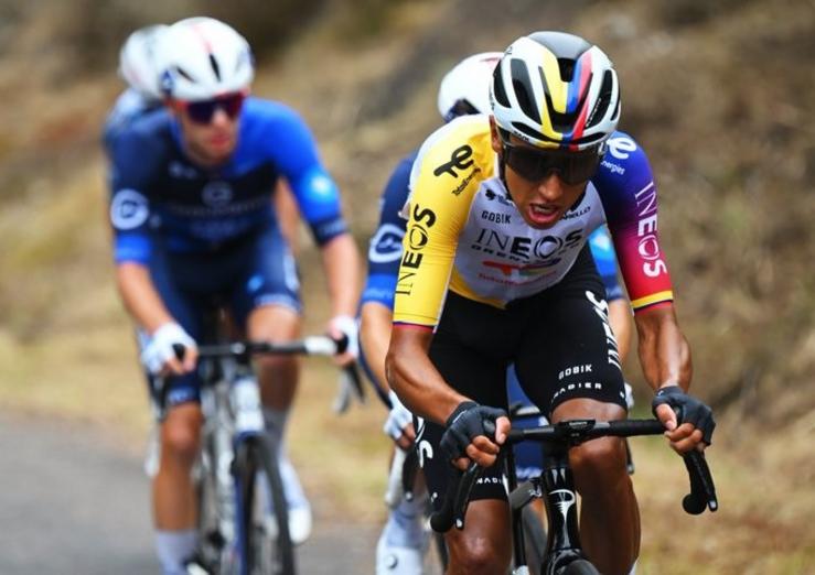 O ciclista colombiano Egan Bernal gañou a etapa en Mos recortada polas novas protestas propalestinas.. A VOLTA 